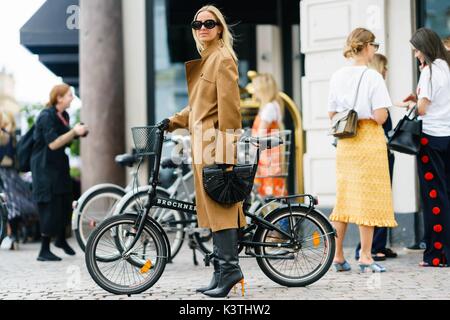 Copenhague, Danemark. Le 08 août, 2017. Céline Aagaard posant dehors la veste Anne défilé pendant la Fashion Week de Copenhague - Aug 8, 2017 - Photo : Manhattan piste/Grace Lunn ***pour un usage éditorial uniquement*** | utilisée dans le monde entier/dpa/Alamy Live News Banque D'Images