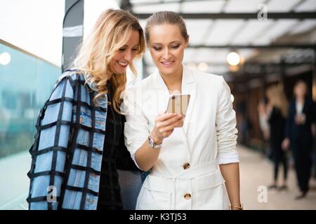 Nataly modèle Osmann et Daria Shapovalova posant à l'intérieur de la cérémonie d'ouverture lors de Mercedes Benz Fashion Days Kiev - Aug 30, 2017 - Photo : Manhattan piste/Michelle Sangster***pour un usage éditorial uniquement*** | conditions dans le monde entier Banque D'Images