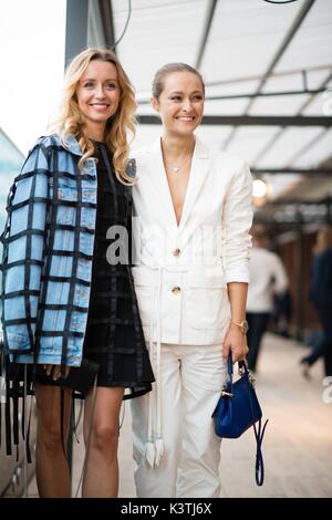 Nataly modèle Osmann et Daria Shapovalova posant à l'intérieur de la cérémonie d'ouverture lors de Mercedes Benz Fashion Days Kiev - Aug 30, 2017 - Photo : Manhattan piste/Michelle Sangster***pour un usage éditorial uniquement*** | conditions dans le monde entier Banque D'Images