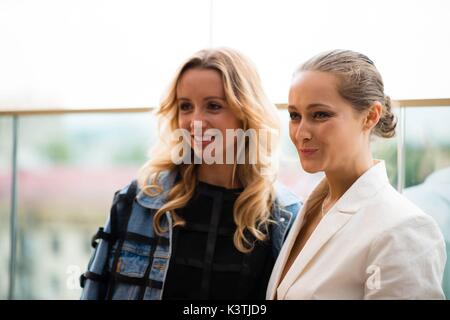 Nataly modèle Osmann et Daria Shapovalova posant à l'intérieur de la cérémonie d'ouverture lors de Mercedes Benz Fashion Days Kiev - Aug 30, 2017 - Photo : Manhattan piste/Michelle Sangster***pour un usage éditorial uniquement*** | conditions dans le monde entier Banque D'Images