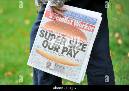 Londres, Royaume-Uni. 4 septembre 2017. McDonald's et l'équipe de l'Artisan Boulanger Food and Allied Workers Union (BFAWU) assister à un rassemblement à l'extérieur de la Chambre du Parlement en solidarité avec le personnel de McDonald's à Cambridge et Tata qui se sont mis en grève pour exiger la fin des contrats de 0 heure et un salaire minimum de 10 GBP par heure. Crédit : Stephen Chung / Alamy Live News Banque D'Images