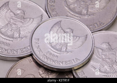 Détail de la roupie indonésienne différentes pièces sur la table. Banque D'Images