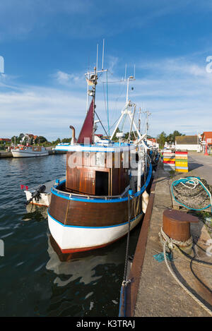 Bateau de pêche en bois amarré dans le port de Rostock, sur l'île de Hiddensee, dans le soleil du matin, Mecklembourg-Poméranie occidentale, Allemagne Banque D'Images