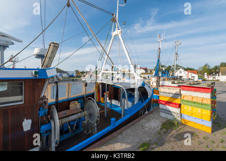 Bateau de pêche dans le port de Rostock, sur l'île de Hiddensee avec pile de boîtes colorées dans le soleil du matin, Mecklembourg-Poméranie occidentale, Allemagne Banque D'Images