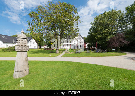 Promenade du port et l'hôtel dans hitthim kloster village sur l'île de Hiddensee, Mecklembourg-Poméranie occidentale, Allemagne Banque D'Images