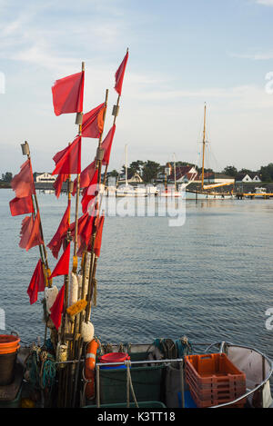 Des drapeaux et des bouées pour les filets de pêche sur un bateau de pêche avec les yachts et les navires dans le port de Rostock, hiddensee, Mecklembourg-Poméranie occidentale, Allemagne Banque D'Images