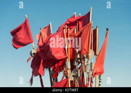 Des drapeaux et des bouées pour les filets de pêche sur un bateau de pêche dans le port de Rostock, hiddensee, Mecklembourg-Poméranie occidentale, Allemagne Banque D'Images