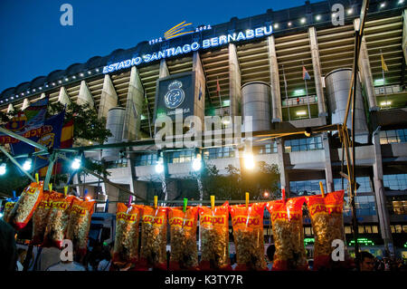 Décrochage du vendeur et de l'atmosphère avant qu'une véritable Madrid-barcelone match de football. Santiago Bernabeu, Madrid, Espagne. Banque D'Images