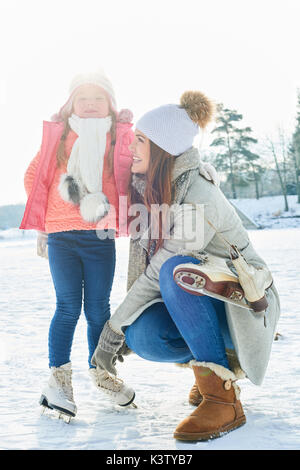 Mère fille avec patinage sur glace en hiver Banque D'Images