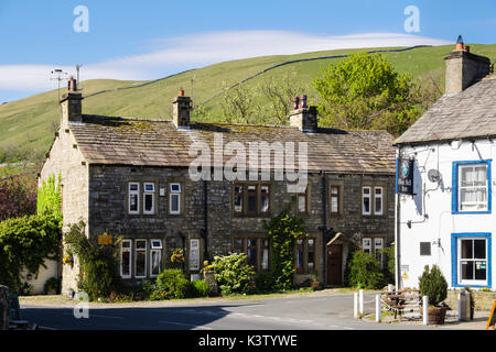 Pub et vieux bâtiment traditionnel dans le centre du village. Kettlewell, Wharfedale, Yorkshire Dales National Park, North Yorkshire, Angleterre, Royaume-Uni, Angleterre Banque D'Images