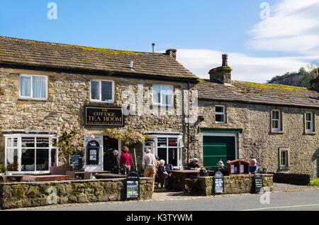 Les personnes entrant dans le salon de thé Cottage cafe à Kettlewell, Wharfedale, Yorkshire Dales National Park, North Yorkshire, Angleterre, Royaume-Uni, Angleterre Banque D'Images