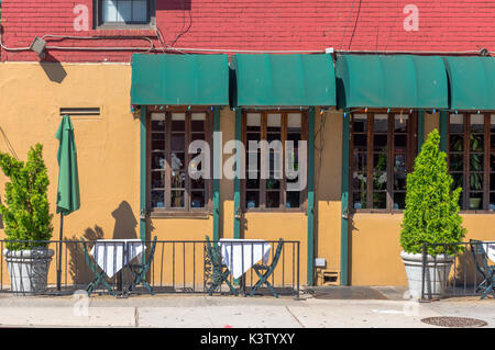New York, NY USA 3 août 2016 salle à manger extérieure colorée d'un restaurant sur la 22e Rue Ouest où l'intérieur est également visible à travers les fenêtres. Banque D'Images