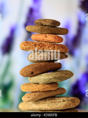 Pierres Zen empilées sur abstract nature background Banque D'Images