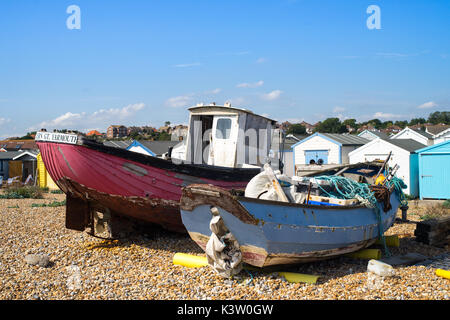 Bateaux de pêche amarré à sec la plage à St Leonards, Hastings, Royaume-Uni Banque D'Images