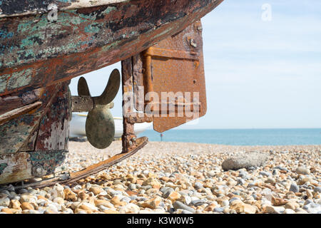 Bateaux de pêche amarré à sec la plage à St Leonards, Hastings, Royaume-Uni Banque D'Images