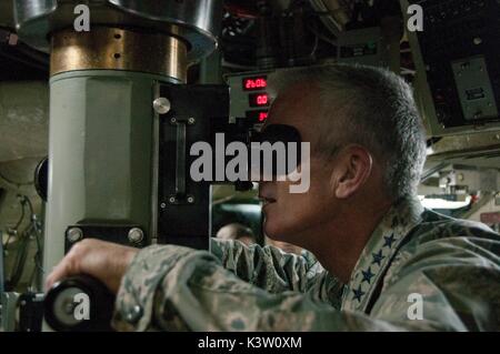 Chefs d'état-major des Etats-Unis Vice-président Paul Selva ressemble par le périscope à bord de la marine américaine de classe Ohio-balistique sous-marin USS Alabama à la base navale Kitsap-Bangor, 22 septembre 2015 à Bangor, Maine. (Photo de la psc2 Amanda R. Gray par Planetpix) Banque D'Images