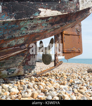 Bateaux de pêche amarré à sec la plage à St Leonards, Hastings, Royaume-Uni Banque D'Images