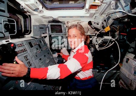 La mission STS-85 de la NASA, premier membre d'équipage de l'astronaute américain Jan Davis travaille sur le système de manipulation à distance sur la partie arrière de la cabine de pilotage à bord de la navette spatiale Discovery le 19 août 1997 dans l'orbite de la Terre. (Photo de la NASA Photo via Planetpix) Banque D'Images