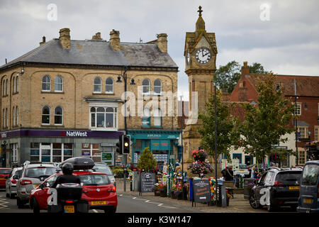 Un petit marché Thrisk village ville réveil monument au Yorkshire Banque D'Images