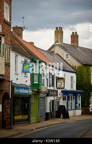 Boutiques indépendantes dans une petite ville de marché Thrisk Yorkshire village Banque D'Images