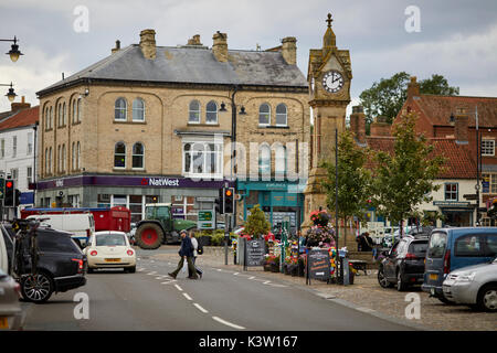 Un petit marché Thrisk village ville réveil monument au Yorkshire Banque D'Images