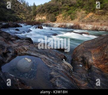 L'eau s'engouffre dans l'embranchement nord de la rivière américaine dans la forêt nationale de Tahoe, 13 avril 2009 près de Truckee, Californie. (Photo de Bob Wick par Planetpix) Banque D'Images