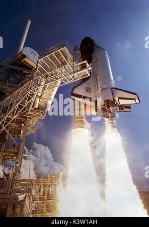 La navette spatiale Atlantis de la NASA lance à partir du Centre Spatial Kennedy sur la mission STS-46 pour le déploiement de l'Agence spatiale européenne et l'exploitation du transporteur récupérable de la NASA/conjointe de l'Agence spatiale italienne du système de satellite captif le 31 juillet 1992 à Merritt Island, en Floride. (Photo de la NASA Photo via Planetpix) Banque D'Images