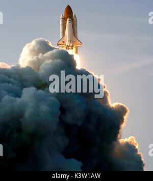 La navette Endeavour de la NASA lance à partir du Centre spatial Kennedy pour la mission STS-118 vers la Station spatiale internationale le 8 août 2007 à Merritt Island, en Floride. (Photo de Fred Deaton par Planetpix) Banque D'Images