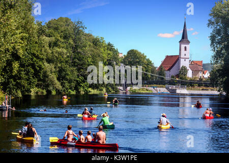 Les gens font du canoë sur la rivière Otava et arrivent à Strakonice, en Bohême du Sud, en République tchèque vacances un jour d'été Banque D'Images