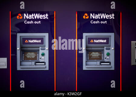 Boutiques dans le centre-ville de Middleton, Natwest Bank distributeur automatique de billets Banque D'Images