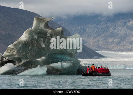 Le Groenland, l'Est du Groenland, Scoresbysund aka Scoresby Sund. Les touristes d'aventure en zodiac explorer à iceberg Eilson glacier. 71° 03 58 N 27° 42 58 Banque D'Images