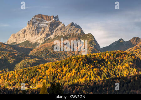 Vue sur le mont Pelmo pendant la saison d'automne,S.Vito di Cadore Belluno,district,Veneto,Italie,Europe Banque D'Images