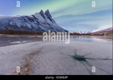 Araignée de glace imprimée sur la surface gelée d'un lac au pied dell'Otertinden. Otertinden Signaldalen,, Storfjord, Alpes de Lyngen, Troms, Norvège, Laponie, Europe. Banque D'Images