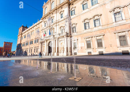 Modène, Émilie-Romagne, Italie. Piazza Roma et bâtiment de l'Académie Militaire Banque D'Images