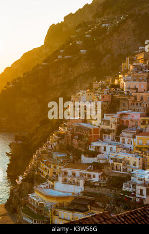 Positano, Côte Amalfitaine, Campanie, Italie. Le coucher du soleil. Banque D'Images