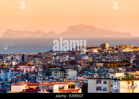 Naples, Campanie, Italie. Voir l'île de Capri de Capodimonte du vrai Bosco. Banque D'Images