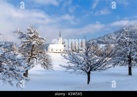 Le soleil illumine l'église de Versam après une chute de neige. Versam, Safiental, Surselva, Grisons, Suisse, Europe Banque D'Images