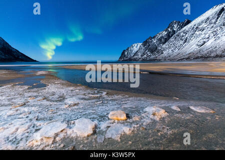 Northern Lights dans le ciel nocturne plus Ersfjord Beach. Ersfjord, Ersfjorden, Senja, Norvège, Europe. Banque D'Images