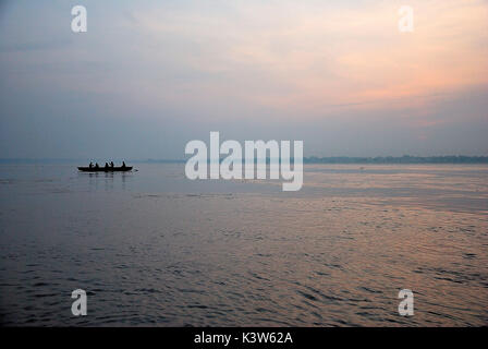 Le Gange, Varanasi, Inde. Le lever du soleil dans l'eau sacrée du Gange gros. Banque D'Images