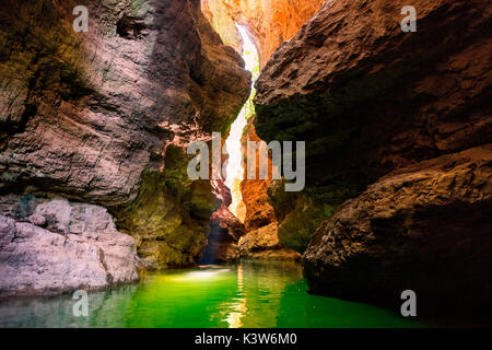 Le canyon de la rivière Novella vu de kayak, Lac Saint Giustina, vallée de la province de Trento, Non, Trentin Haut Adige, Italie, Europe Banque D'Images