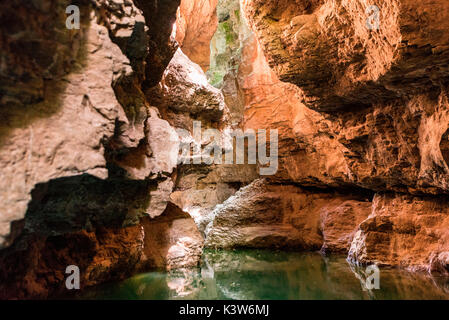 Le canyon de la rivière Novella vu de kayak, Lac Saint Giustina, vallée de la province de Trento, Non, Trentin Haut Adige, Italie, Europe Banque D'Images