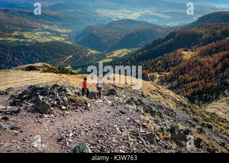 L'Italie, Trentin-Haut-Adige, vallée, deux femmes non randonneurs monter au sommet du mont Luco dans journée d'automne. Banque D'Images