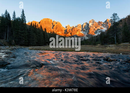 Automne coucher du soleil illumine les hauts sommets. Venagia Panaveggio Vallée Dolomites Parc Naturel Trentin-Haut-Adige Italie Europe. Banque D'Images