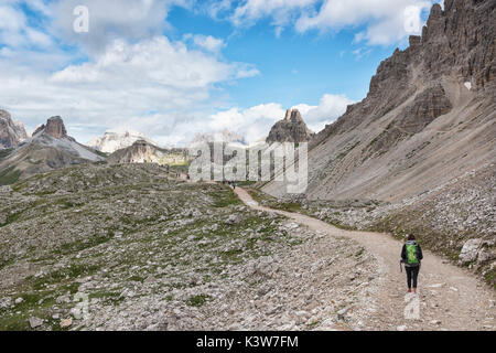 Randonneur de s'aventurer à découvrir le refuge Locatelli. Dolomites de Sesto Trentin-Haut-Adige Italie Europe. Banque D'Images