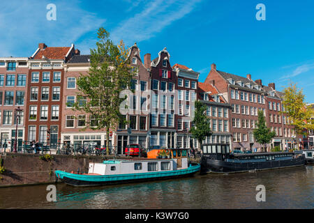 Amsterdam, Pays-Bas, Europe. Les bâtiments anciens traditionnels reflète dans le canal. Banque D'Images