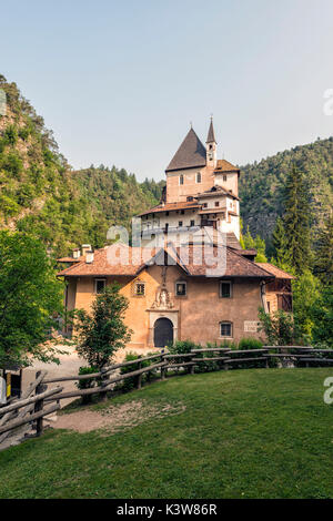 L'Italie, Trentin-Haut-Adige, San Romedio sanctuaire en Val di Non. Banque D'Images