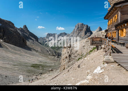 Vue panoramique sur la vallée de Strada vu de principe refuge, Dolomites, Italie Banque D'Images