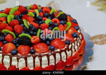 Gâteau gâteau fruits mélange de velours avec de beaux petits fruits fraises, framboises, bleuets Banque D'Images