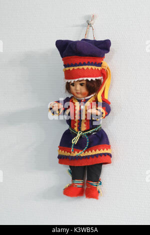 L'Arctique finlandais doll girl hanging sur mur blanc Banque D'Images