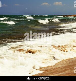 Belle mer propre et vagues. Arrière-plan d'été pour les voyages et vacances. Grèce Crète.. Paysages à vous couper le souffle sur la plage. Banque D'Images